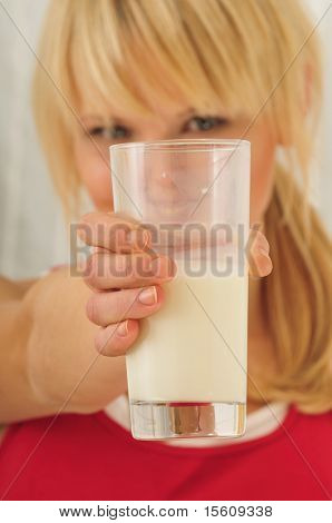 belle femme blonde, boire un verre de lait et d'avoir un milksop