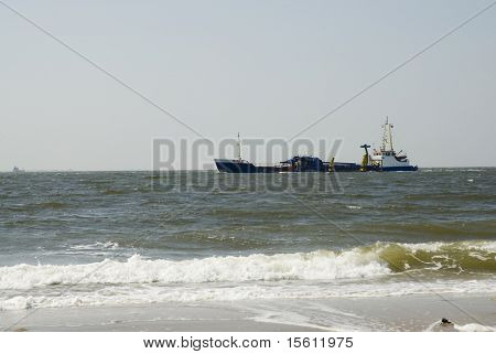 เรือขนส่งสินค้าใกล้ชายฝั่งหาด te