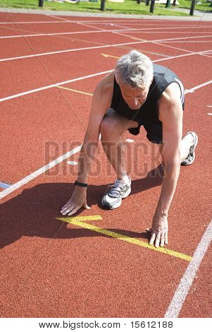 mand er begyndt for at køre på atletik-sted