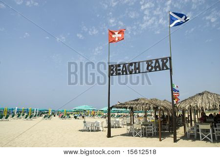 海滩酒吧，在阳光明媚的海滩上采取喝一杯