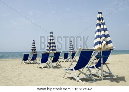 Strand-stole er klar tot tage en solbad