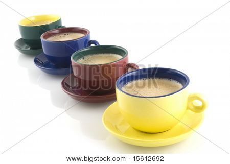 café feito com pastilhas de café em copos coloridos