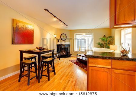 现代客厅的餐桌和壁炉