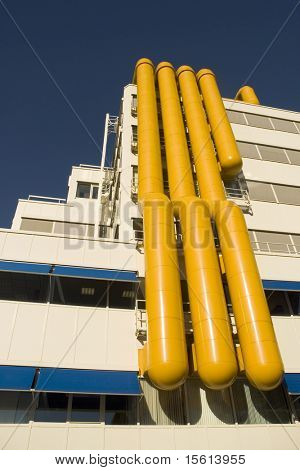immeuble moderne avec tubes jaune airco