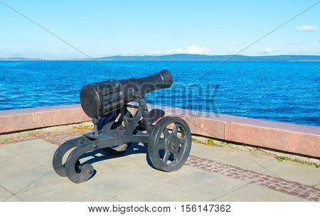 Ancient cannon created at the Alexander factory. Located on the waterfront of Lake Onega in Petrozavodsk. It weaved power and history, courage and fear. Photo from the field - it could be, if restored.