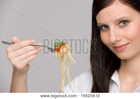 Italienische Küche - gesunde Frau essen Spaghetti-Sauce