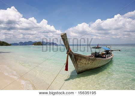 bateau longtail beau bord de mer, sable