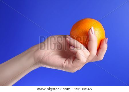 Vrouw houdt In haar Hand sinaasappelen