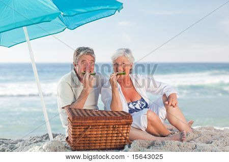 Coppia di anziani suo sulla spiaggia