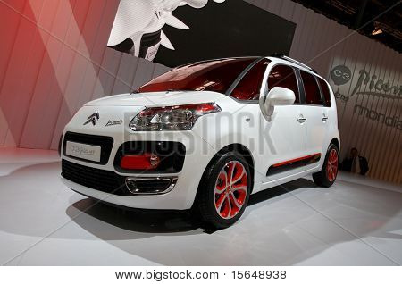 ปารีส ฝรั่งเศส - 02 ตุลาคม: ปารีสมอเตอร์โชว์ 02 ตุลาคม 2008 แสดง Citroen C3 Picasso ด้านหน้า