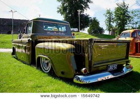 HAAPSALU, ESTONIA - 18 lipca: American Beauty Car Show, Wyświetlono zielony 1955 Chevrolet Pickup, tylne vie