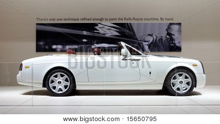 Parigi, Francia - 30 settembre: Rolls-Royce Phantom Drophead Coupé al Salone di Parigi il 30 settembre