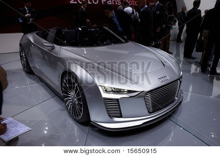 Paříž, Francie - 30. září: Paris Motor Show v září 30, 2010 v Paříži, ukazující Audi e-tron 