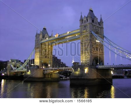 Tower Bridge om aftenen