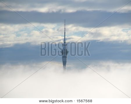 Torre del cielo de Auckland que sobresale a través de la niebla