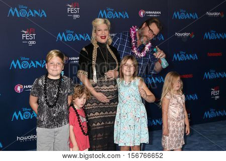 LOS ANGELES - NOV 14:  Liam McDermott, Tori Spelling, Stella, Dean McDermott, Finn McDermott, Hattie McDermott at the 
