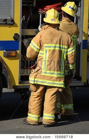 Bombeiros removendo a engrenagem de um caminhão de bombeiros