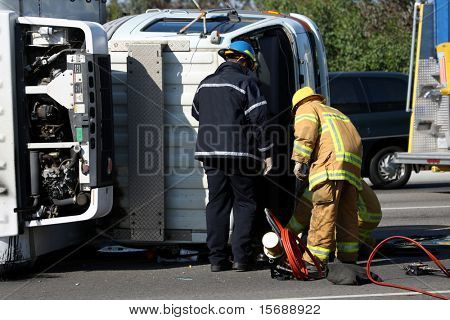 Personnel d'urgence sur les lieux d'un camion de tournée