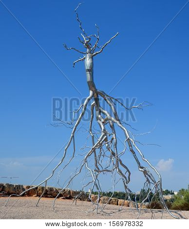JERUSALEM ISRAEL 25 11 16: Inversion 2008 by artist Roxy Paine rising 42 feet tall and constructed out of over 7,000 metal platem pipe and rod stainless steel elements, Israel Museum, Jerusalem