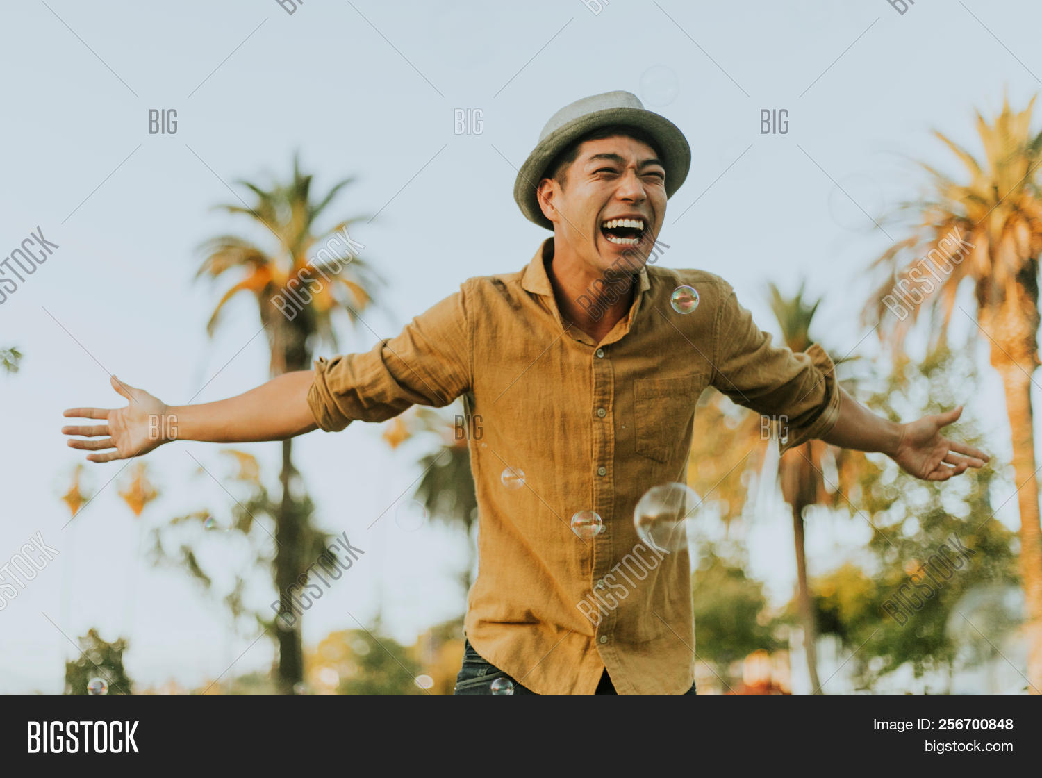 Мужчина показывает класс. Happy black. Мужчина радуется рисунок. Человек во сне который всем снится. This man be happy.