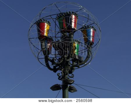 Lampade artistiche colorate sopra cielo blu a Torino