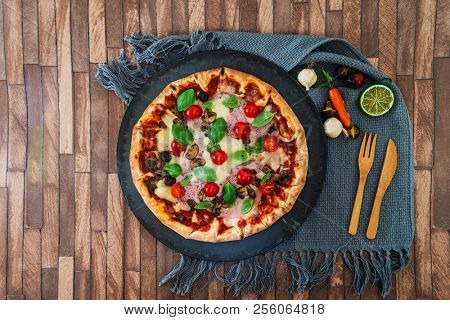 Pizza Mozzarella, Ham chiffonade and Sliced ??Mushrooms