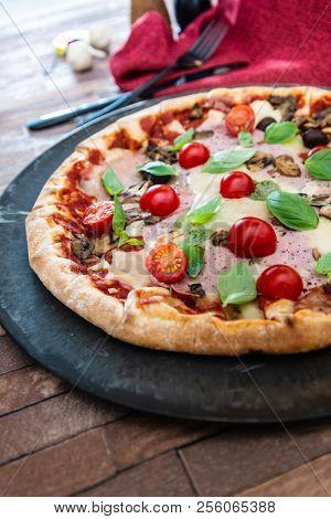 Pizza Mozzarella, Ham chiffonade and Sliced ??Mushrooms