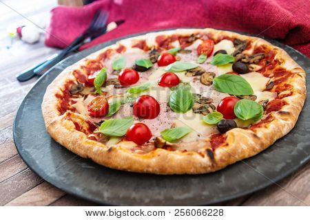 Pizza Mozzarella, Ham chiffonade and Sliced ??Mushrooms