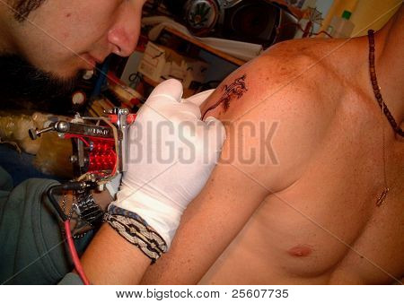 tatuaggio artista al lavoro, banos, ecuador