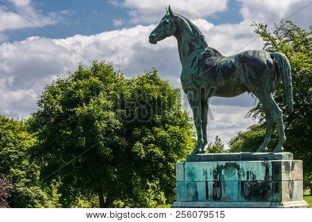 Edinburgh, Scotland, Uk - June 14, 2012:closeup Of Horse Statue Of King Tom Looking At Firth Of Fort