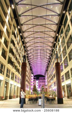 Centre commercial et café dans la nuit à Berlin, Allemagne