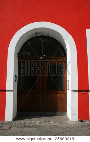 porta arcada vermelho e whiet