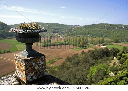 cache-pot surplombant le paysage de la grande vue, marqueyssac, france
