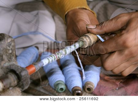 operaio mettendo il filo intorno a scheggia