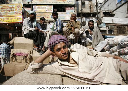 felici giovani lavoratori indiani relax dopo il lavoro, delhi, india