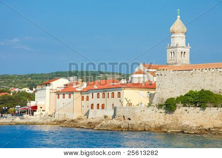 Seaview di fortificazioni e Chiesa di Krk villaggio sull'isola di Krk in Croazia