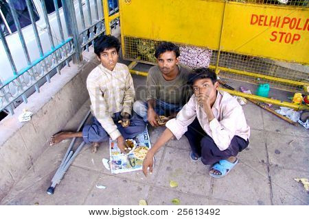 DELHI - SEP 22 : Trois jeunes enfants de la rue manger sur terre le 22 septembre 2007 à Delhi, en Inde. HAUT