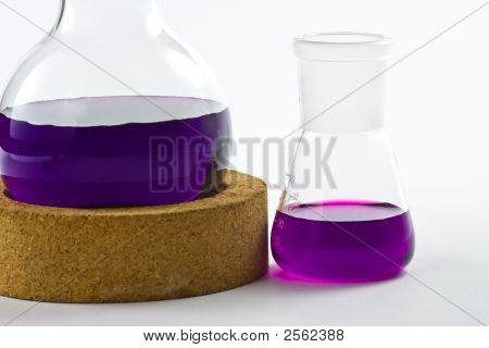Erlenmeyer-Kolben und Rundboden Kolben