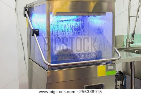 Gloass / Bowl / Dish Washer Machine ; Selective Foucs