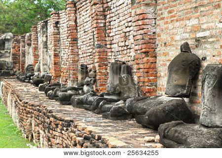 Bez hlavy a bez opěrek Buddha obrazy sedící uvnitř zříceniny chrámu v Ayutthaya, Thajsko
