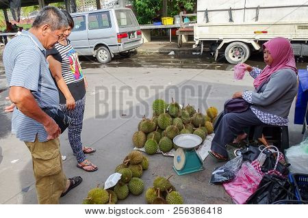 Sipitang,sabah,malaysia-aug 31,2018:people Buying Durians At The Local Market Known As Tamu In Sipit
