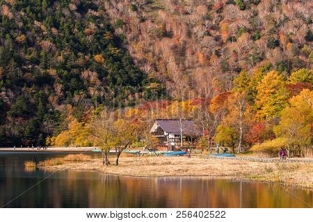 Autumn leaves at Yuno lake
