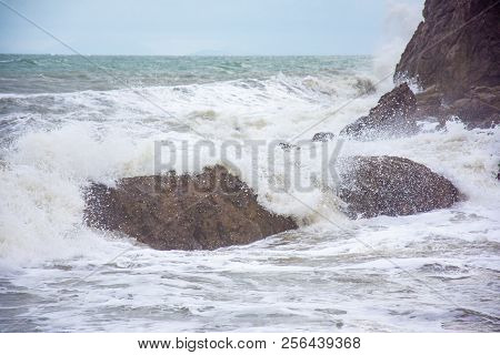 White Sea Waves Hit The Rocks Nateral Seascape