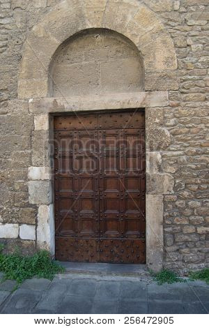 Porta In Legno E Pietra Periodo Medioevale
