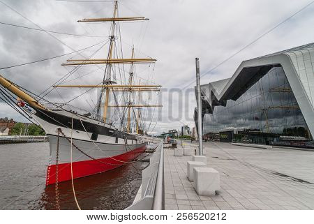 Glasgow, Scotland, Uk - June 17, 2012: Along River Clyde, Riverside Mueum Building And Tall Ship Doc