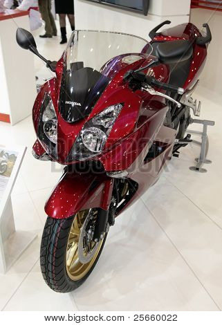 KIEV, UKRAINE - 7 avril : Une nouvelle moto de sport Honda VFR est exposée à la VII International Spec