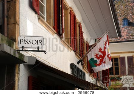 Signer et d'un drapeau dans la rue de la ville suisse de Morat
