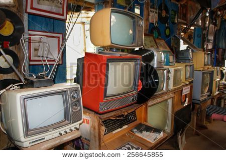 Nova Lima, Brazil - August 25, 2018: Collection Of Old Things Used And Without Restoration In Arts M