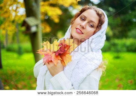 beautiful young plussize model   in the autumn park
