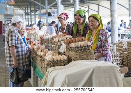 Tashkent, Uzbekistan - August 22, 2018: People At Chorsu Bazaar In Tashkent, Uzbekistan.